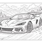 Ein sportliches Auto driftet auf einer kurvigen Bergstraße; im Hintergrund Berge und Bäume unter bewölktem Himmel.