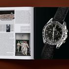 Omega Speedmaster Professional. Eine Uhr auf schwarzem Hintergrund. Links ein Text über Mondmissionen und Astronauten.