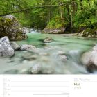 21. Woche Mai 2027, Fronleichnam am 27. Mai. 
Bild: Ein klarer Fluss fließt durch einen grünen Wald mit Felsen.