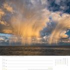 „Sturm vor der Küste · Bretagne · Frankreich | Foto: Pia Steen“. Dramatische Wolkenformationen über einem stürmischen Meer.