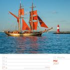 Segelschiff und Leuchtturm bei der Warnowmündung. Kalender, Mai 2027, 21. Woche. Fronleichnam am 27. in manchen Bundesländern.