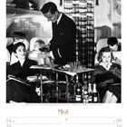 Mai, 24-30, KW21/2027. Fronleichnam am 27. Ein Steward bedient Passagiere im Flugzeug, 1959, elegante Kleidung.