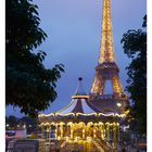 24. Juni. Mo 14, Di 15, Mi 16, Do 17, Fr 18, Sa 19, So 20. Karussell, Eiffelturm leuchtend in der Abenddämmerung.