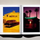 Linke Seite: Schwarzer Oldtimer vor gelbem Gebäude. Rechte Seite: Palmhaus bei Dämmerung mit Neonschrift.
