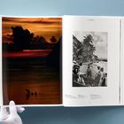 Links Texte "Andres J. Escobar, 1930" und Beschreibung. Rechts Schwarzweiß-Foto: Menschen am Boot, Palmen im Hintergrund.