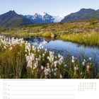 Kalenderseite für 22. Woche, zeigt Mai und Juni. Landschaft mit Berg, Wiese, Wollgras und einem Fluss im Hintergrund.