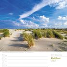 22. Woche, Mai/Juni 2027, mit einem Küstenmotiv: Sand, Dünengras, blauer Himmel mit Wolken.