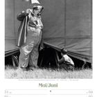 Mai/Juni Kalenderblatt mit Clown, der einen Jungen vor einem Zelt beobachtet. Clown hält Schirm. 1930er Jahre Stimmung.