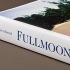 „Darren Almond FULLMOON“ auf dem Buchrücken, mit einem Landschaftsfoto von Bäumen und Wasser im Hintergrund.