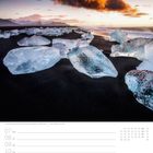 Text: "Eis am Diamantstrand bei Sonnenaufgang - Südisland". Eisbrocken auf schwarzem Sandstrand mit buntem Himmel im Hintergrund.