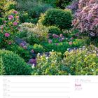 23. Woche, Juni 2027. Bunte Blumen in einem üppigen Garten, ein Liegestuhl ist sichtbar. Schöne grüne und florale Vielfalt.