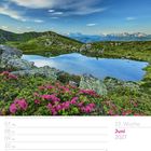 23. Woche, Juni 2027. Alpenrosen am Bärentaler See, Zillertaler Alpen, Südtirol, Italien. Kalenderansicht mit See und Bergen.