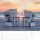 Kalenderblatt: Juni 2027, 23. Woche, Sonntag der 13. Strandkörbe vor Sonnenuntergang am Meer.