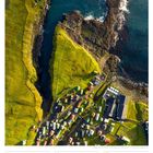 07 Mo, 08 Di, 09 Mi, 10 Do, 11 Fr, 12 Sa, 13 So. 23. Woche 2027. Juni. Luftaufnahme einer Küstenlandschaft mit Dorf.