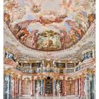 Klassischer Bibliothekssaal mit farbenfrohem Deckenfresko und prachtvollen Bücherschränken. Datum: 26 JUN/JUL.