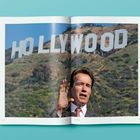 Zu sehen ist das Wort "HOLLYWOOD". Darunter eine Person im Anzug, gestikulierend, vor der berühmten Hollywood-Hügelkulisse.