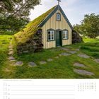 "Hofskirkja in Öræfi • Sudurland | Foto: mauritius images"  
Eine kleine grasbedeckte Kirche mit einem Steingrund.