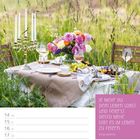 Zitat von Oprah Winfrey über das Feiern des Lebens, Kalender im Juni. Outdoorszene mit dekoriertem Tisch, Blumen und Kerzen.