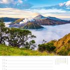 Text: "Sonnenaufgang am Vulkan Bromo... Java - Jawa Timur - Indonesien | Foto: ClickAlps." Kalender für Juni. Berglandschaft mit Wolken.
