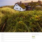 Kalenderblatt der 24. Woche, Juni 2027. Oben ein Reetdachhaus in Dünen, umgeben von Gras und Meer im Hintergrund.