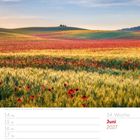 Juni 2027, Kalender, 24. Woche. Rotes Mohn- und gelbes Kornfeld in hügeliger Landschaft, blauer Himmel.
