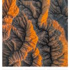 14 Mo, 15 Di, 16 Mi, 17 Do, 18 Fr, 19 Sa, 20 So. 24. Woche 2027, Juni. Luftaufnahme einer zerklüfteten, schattigen Landschaft.