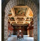 27. Juli, Kalender, Bibliothek der Abtei Praglia, Padua, Italien. Historisches Interieur mit kunstvoller Decke und Bücherschränken.