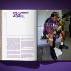 "JEFF HAMILTON: JACKET REQUIRED BY VIKKI TOBAK." Ein Athlet sitzt nachdenklich mit einer Trophäe in einer Umkleidekabine.