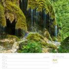 "25. Woche, Juni 2027, 21. bis 27. Schöner Wasserfall, üppiges grünes Moos, dichter Wald, naturverbundene Atmosphäre."