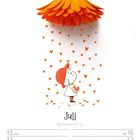 Kalenderblatt mit Juli und Datum. Illustration: Kind mit buntem Regenschirm aus Blume, umgeben von Herzen.