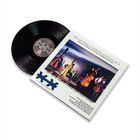 Logo mit stilisiertem Kopf. Hintergrund zeigt funkelnde Galaxie in violetten und pinken Tönen.