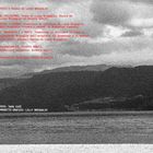 Text in Rot:

- TESTI E MUSICA DI LUISA BRIGUGLIO
- IL CACCIATORE: Testo di Luisa Briguglio, Musica di Luisa Briguglio ed Ernesto Nobili.
- PETRA E CAMINU: Traduzione in siciliano di Luisa Briguglio dall’originale “Piedra y camino” di Atahualpa Yupanqui.
- U ‘NNAMURATU È A MORTI: Traduzione in siciliano di Luisa e Giampietro Briguglio dall’originale “El Enamorado y La muerte” (XIV secolo, anónimo), Musica di Luisa Briguglio.
- Arrangiamenti: Ernesto Nobili
- Produzione artistica: Ernesto Nobili
- Produzione esecutiva: Luisa Briguglio

Text in Weiß:

- FOTO: SARA CUCÈ
- PROGETTO GRAFICO: LILLY BRIGUGLIO

Hintergrund: Unscharfes Bild mit Meer und Hügeln in Grautönen.