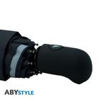 ABYSTYLE-Logo; Nahaufnahme eines geschlossenen schwarzen Regenschirms mit einem stabilen Griff und einem Knopf.