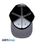 Auf dem Innenband der Kappe steht: "THE INVINCIBLE IRON MAN". Es handelt sich um eine schwarze Kappe mit grauem Schirm.