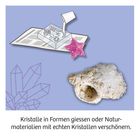 "Kristalle in Formen gießen oder Naturmaterialien mit echten Kristallen verschönern." Illustration: Formen, Kristalle, lila Hintergrund.