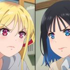 Zwei Anime-Figuren, eine mit blonden Haaren, die andere mit dunkelblauem Haar, schauen sich entschlossen an.