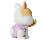 Ein Spielzeughäschen mit rosa Windel und Herzchenmuster hält eine Karotte im Mund.