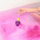 Kein Text erkennbar. Eine Hand hält einen Stab über rosa verfärbtem Wasser in einer Badewanne.