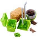 Spielzeugset mit Mistgabel, Schaufel, Eimer, Heuballen, Kiste, grünen Erbsen und kleiner Figur eines Tieres.