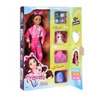 "Kawaii Hi Lucy" ist auf der Verpackung. Es zeigt eine Puppe in pinker Kleidung und Zubehör wie Haarclips und Kamm.