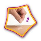 Die Zahl "2" in Lila. Eine Hand zieht eine Folie von der Haut ab. Gelber, sternförmiger Rahmen.