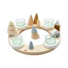 Holzring mit Kerzenhaltern, kleinen Holzbergen und Bäumchen in natürlichen Farben. Markenaufdruck "Haba" sichtbar.