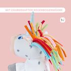 "Mit zauberhafter Regenbogenmähne" und "1½+". Ein Plüscheinhorn mit bunten Stoffbändern als Mähne vor rosa Hintergrund.