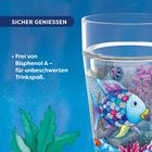"SICHER GENIESSEN", "Frei von Bisphenol A – für unbeschwerten Trinkspaß." Ein bunt illustrierter Fisch in einem Glas.