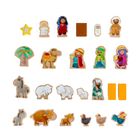 Eine Sammlung von Holztieren und Figuren, darunter ein Stern, Engel, Maria, Josef, Kamel, Hirten und Schafe.