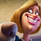 Zwei Cartoonfiguren: Ein Hund mit blauer Maske und eine Frau mit breitem Lächeln und blonder Bob-Frisur.