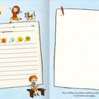 „Wir sind da!“ steht in einer Sprechblase. Links ist ein Mädchen mit Hund, rechts ein Junge mit Buch.