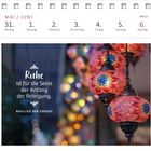 Text: "Ruhe ist für die Seele der Anfang der Reinigung. Basilius der Große." Bunte, orientalische Lampen leuchten.