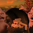 Zwei freudige animierte Schweine bei Sonnenuntergang, bauen einen Turm aus Holzklötzen auf einem Fass.