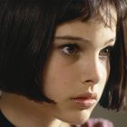 Keine sichtbaren Texte. Ein Mädchen mit kurzen braunen Haaren blickt aufmerksam zur Seite.